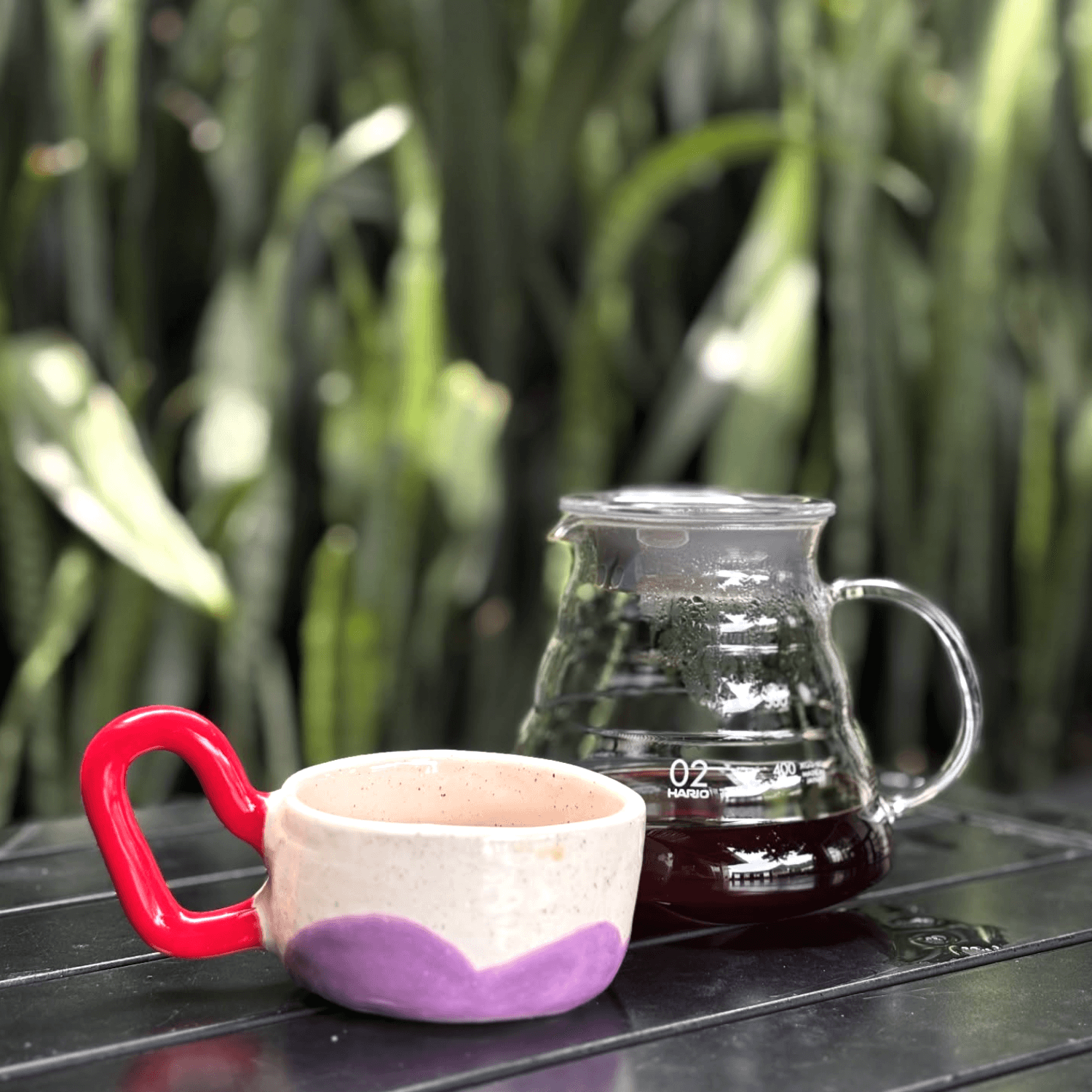 Taza de café junto a una jarra de café de método