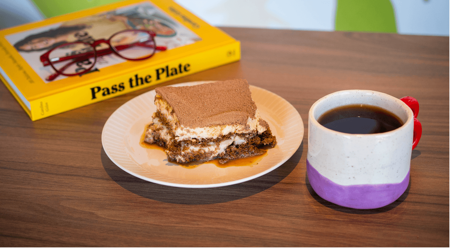 Una porción de postre junto a una taza de café en Jacinta
